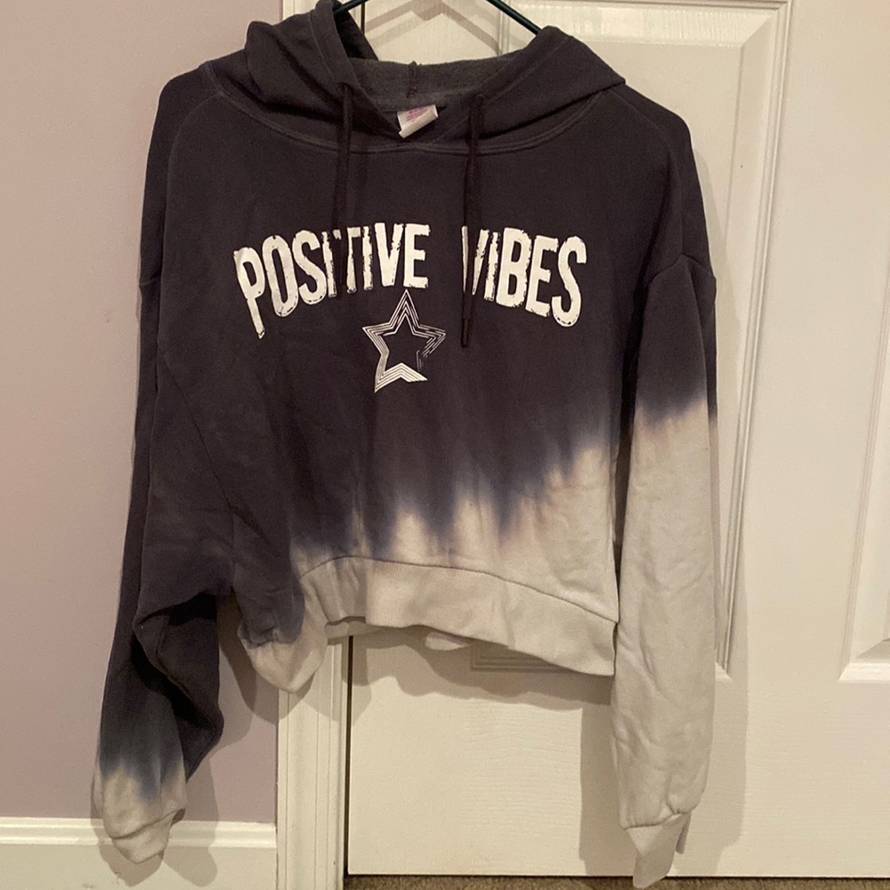 No Boundaries Women’s Medium Tie Dye Crop Pullover Graphic Hoodie Positive Vibes
